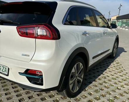 Белый Киа Niro, объемом двигателя 0 л и пробегом 157 тыс. км за 16900 $, фото 2 на Automoto.ua