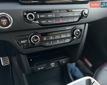 Білий Кіа Niro, об'ємом двигуна 0 л та пробігом 74 тис. км за 18700 $, фото 33 на Automoto.ua