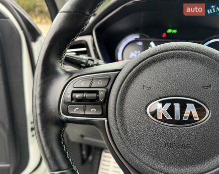 Білий Кіа Niro, об'ємом двигуна 0 л та пробігом 141 тис. км за 19499 $, фото 35 на Automoto.ua