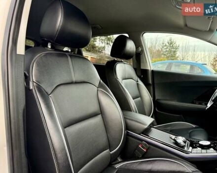Білий Кіа Niro, об'ємом двигуна 0 л та пробігом 89 тис. км за 18950 $, фото 81 на Automoto.ua