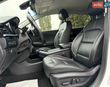Білий Кіа Niro, об'ємом двигуна 0 л та пробігом 141 тис. км за 19499 $, фото 26 на Automoto.ua