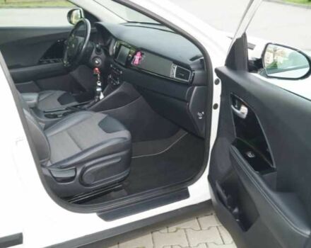Белый Киа Niro, объемом двигателя 1.6 л и пробегом 98 тыс. км за 12400 $, фото 10 на Automoto.ua