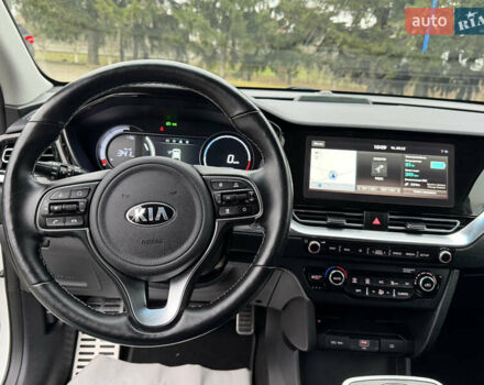 Білий Кіа Niro, об'ємом двигуна 0 л та пробігом 141 тис. км за 19499 $, фото 33 на Automoto.ua