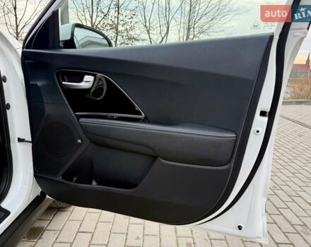 Білий Кіа Niro, об'ємом двигуна 0 л та пробігом 89 тис. км за 18950 $, фото 75 на Automoto.ua