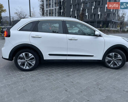 Білий Кіа Niro, об'ємом двигуна 0 л та пробігом 106 тис. км за 19300 $, фото 2 на Automoto.ua