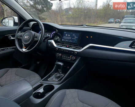 Білий Кіа Niro, об'ємом двигуна 1.6 л та пробігом 215 тис. км за 16800 $, фото 23 на Automoto.ua