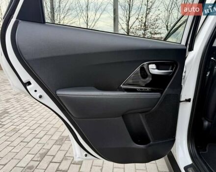 Білий Кіа Niro, об'ємом двигуна 0 л та пробігом 89 тис. км за 18950 $, фото 97 на Automoto.ua