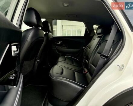 Білий Кіа Niro, об'ємом двигуна 0 л та пробігом 89 тис. км за 18950 $, фото 100 на Automoto.ua