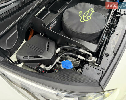 Білий Кіа Niro, об'ємом двигуна 0 л та пробігом 141 тис. км за 19499 $, фото 75 на Automoto.ua