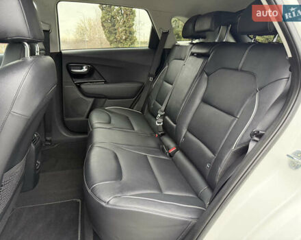 Білий Кіа Niro, об'ємом двигуна 0 л та пробігом 141 тис. км за 19499 $, фото 47 на Automoto.ua