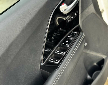 Білий Кіа Niro, об'ємом двигуна 0 л та пробігом 117 тис. км за 19750 $, фото 41 на Automoto.ua