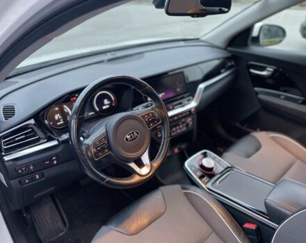 Білий Кіа Niro, об'ємом двигуна 0 л та пробігом 106 тис. км за 19500 $, фото 4 на Automoto.ua
