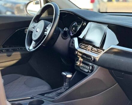 Белый Киа Niro, объемом двигателя 1.6 л и пробегом 136 тыс. км за 17990 $, фото 11 на Automoto.ua