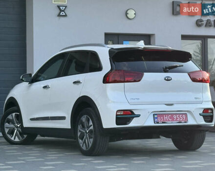Білий Кіа Niro, об'ємом двигуна 0 л та пробігом 62 тис. км за 19500 $, фото 24 на Automoto.ua
