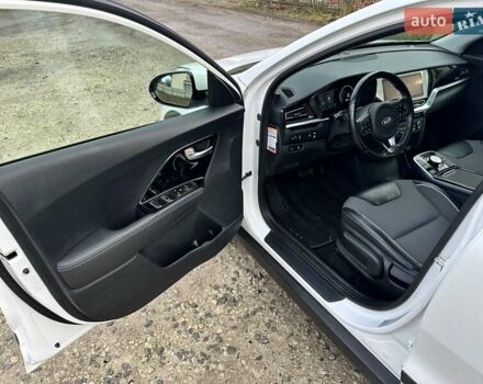 Білий Кіа Niro, об'ємом двигуна 0 л та пробігом 147 тис. км за 18800 $, фото 39 на Automoto.ua