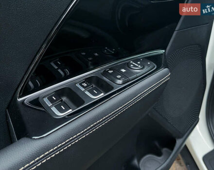 Білий Кіа Niro, об'ємом двигуна 1.6 л та пробігом 215 тис. км за 16800 $, фото 19 на Automoto.ua