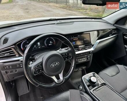 Білий Кіа Niro, об'ємом двигуна 0 л та пробігом 147 тис. км за 18800 $, фото 12 на Automoto.ua