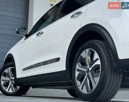 Білий Кіа Niro, об'ємом двигуна 0 л та пробігом 62 тис. км за 19500 $, фото 29 на Automoto.ua