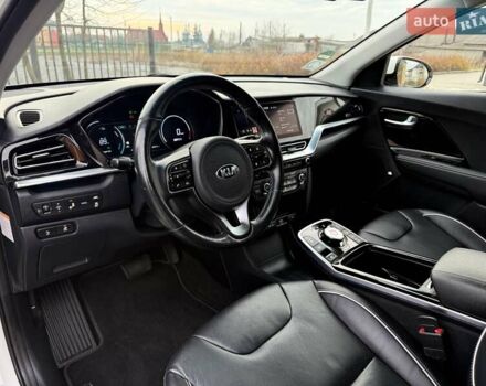 Білий Кіа Niro, об'ємом двигуна 0 л та пробігом 89 тис. км за 18950 $, фото 54 на Automoto.ua