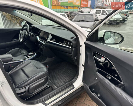 Белый Киа Niro, объемом двигателя 0 л и пробегом 75 тыс. км за 18300 $, фото 6 на Automoto.ua