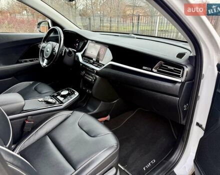 Білий Кіа Niro, об'ємом двигуна 0 л та пробігом 89 тис. км за 18950 $, фото 82 на Automoto.ua