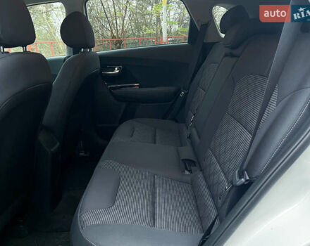 Білий Кіа Niro, об'ємом двигуна 1.6 л та пробігом 215 тис. км за 16800 $, фото 28 на Automoto.ua