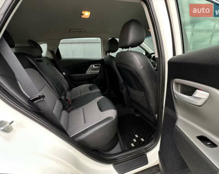 Белый Киа Niro, объемом двигателя 0 л и пробегом 150 тыс. км за 17900 $, фото 2 на Automoto.ua