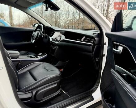 Білий Кіа Niro, об'ємом двигуна 0 л та пробігом 89 тис. км за 18950 $, фото 77 на Automoto.ua