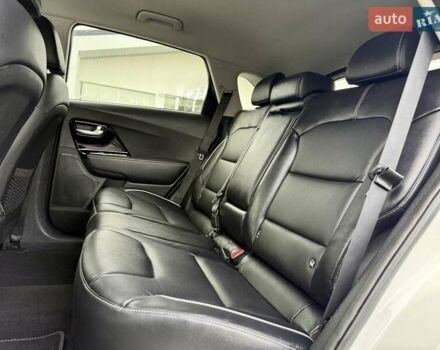 Білий Кіа Niro, об'ємом двигуна 0 л та пробігом 89 тис. км за 18950 $, фото 101 на Automoto.ua