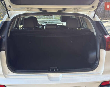 Белый Киа Niro, объемом двигателя 0 л и пробегом 126 тыс. км за 18400 $, фото 9 на Automoto.ua