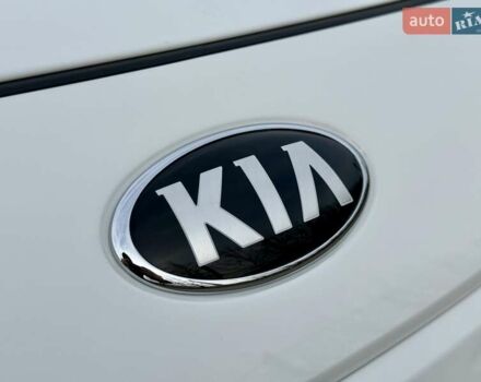 Білий Кіа Niro, об'ємом двигуна 0 л та пробігом 89 тис. км за 18950 $, фото 28 на Automoto.ua