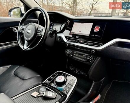 Білий Кіа Niro, об'ємом двигуна 0 л та пробігом 89 тис. км за 18950 $, фото 86 на Automoto.ua
