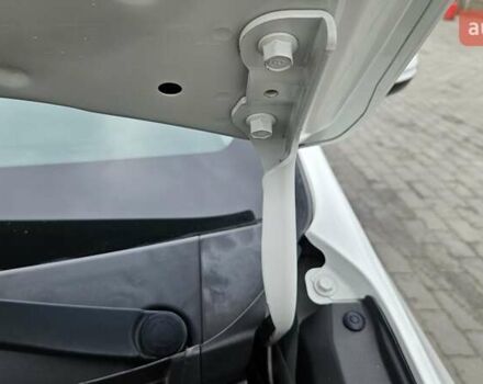 Киа Niro 2020 в Радомышле на Automoto.ua Белый Киа Niro, объемом двигателя 0 л и пробегом 73 тыс. км за 22300 $, фото 35 на Automoto.ua