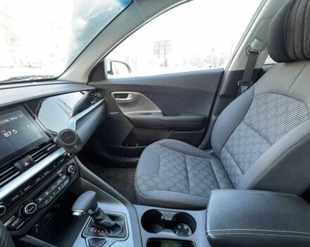 Белый Киа Niro, объемом двигателя 1.6 л и пробегом 100 тыс. км за 12000 $, фото 9 на Automoto.ua