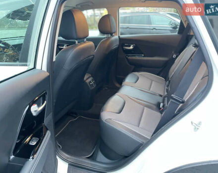 Білий Кіа Niro, об'ємом двигуна 0 л та пробігом 106 тис. км за 19300 $, фото 5 на Automoto.ua