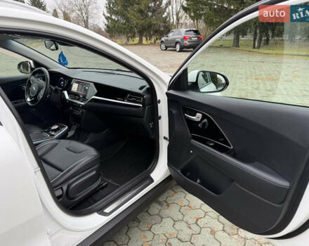 Білий Кіа Niro, об'ємом двигуна 0 л та пробігом 141 тис. км за 19499 $, фото 60 на Automoto.ua