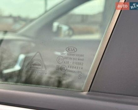 Білий Кіа Niro, об'ємом двигуна 0 л та пробігом 89 тис. км за 18950 $, фото 35 на Automoto.ua
