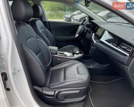 Білий Кіа Niro, об'ємом двигуна 0 л та пробігом 112 тис. км за 22900 $, фото 56 на Automoto.ua