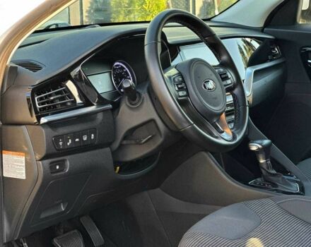 Белый Киа Niro, объемом двигателя 1.6 л и пробегом 136 тыс. км за 17990 $, фото 8 на Automoto.ua