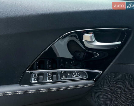 Білий Кіа Niro, об'ємом двигуна 1.6 л та пробігом 215 тис. км за 16800 $, фото 18 на Automoto.ua