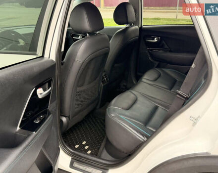 Білий Кіа Niro, об'ємом двигуна 0 л та пробігом 112 тис. км за 18300 $, фото 13 на Automoto.ua