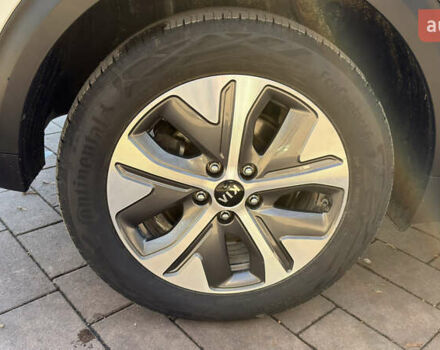 Белый Киа Niro, объемом двигателя 0 л и пробегом 126 тыс. км за 18400 $, фото 24 на Automoto.ua