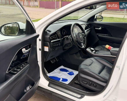 Білий Кіа Niro, об'ємом двигуна 0 л та пробігом 112 тис. км за 18300 $, фото 16 на Automoto.ua
