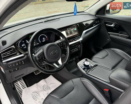 Білий Кіа Niro, об'ємом двигуна 0 л та пробігом 141 тис. км за 19499 $, фото 32 на Automoto.ua