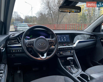 Білий Кіа Niro, об'ємом двигуна 1.6 л та пробігом 215 тис. км за 16800 $, фото 29 на Automoto.ua