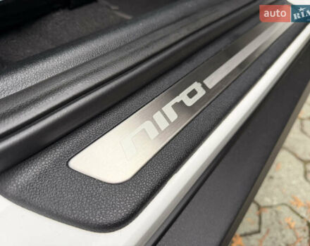 Білий Кіа Niro, об'ємом двигуна 0 л та пробігом 141 тис. км за 19499 $, фото 69 на Automoto.ua