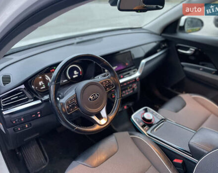 Білий Кіа Niro, об'ємом двигуна 0 л та пробігом 106 тис. км за 19300 $, фото 4 на Automoto.ua