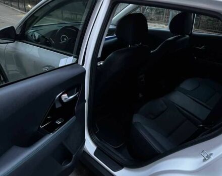Белый Киа Niro, объемом двигателя 0 л и пробегом 56 тыс. км за 14900 $, фото 5 на Automoto.ua