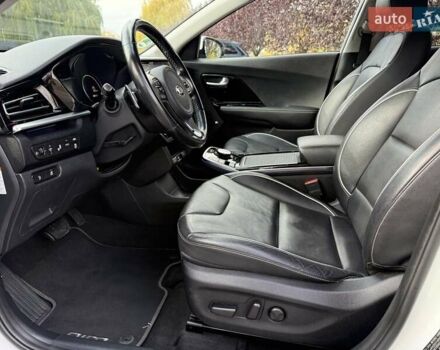 Білий Кіа Niro, об'ємом двигуна 0 л та пробігом 168 тис. км за 18455 $, фото 6 на Automoto.ua