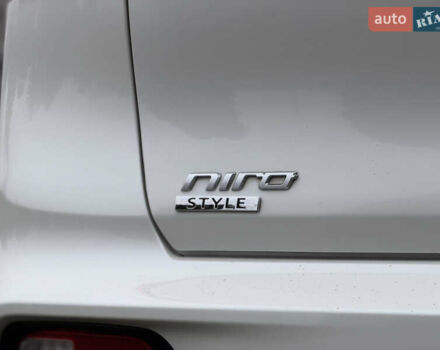 Білий Кіа Niro, об'ємом двигуна 0 л та пробігом 141 тис. км за 19499 $, фото 19 на Automoto.ua